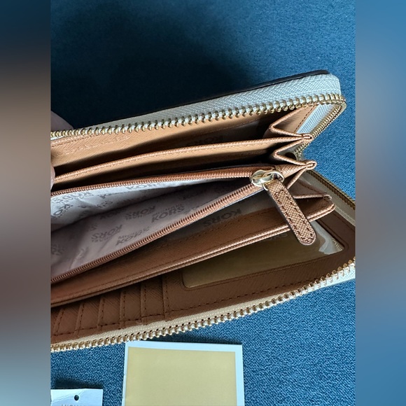 MICHAEL Michael Kors
Logo Jet Set Travel Continental Cream Wristlet Wallet NWT - Picture 10 of 14